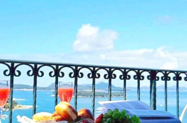 Seaside House In With Excellent Views, Large Terraces *